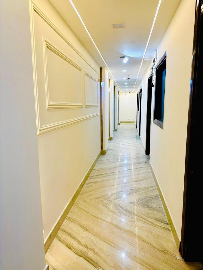 Hotel Samrat Residency 10 Mints Walking Distance Nizamuddin Railway Station นิวเดลี ภายนอก รูปภาพ