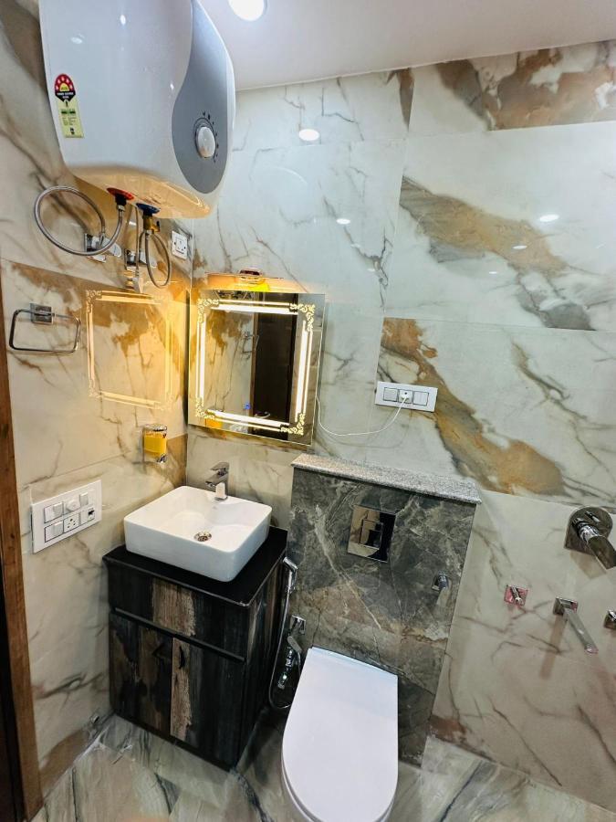 Hotel Samrat Residency 10 Mints Walking Distance Nizamuddin Railway Station นิวเดลี ภายนอก รูปภาพ
