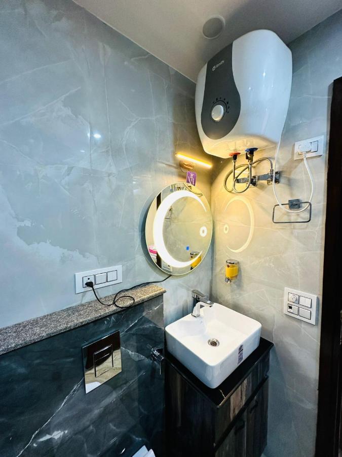Hotel Samrat Residency 10 Mints Walking Distance Nizamuddin Railway Station นิวเดลี ภายนอก รูปภาพ