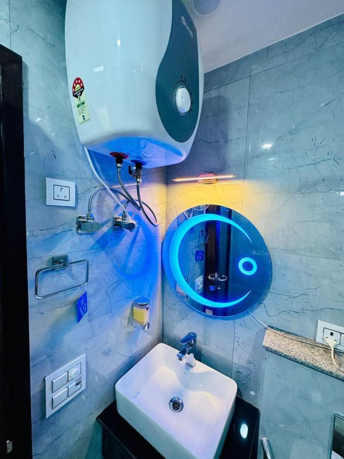 Hotel Samrat Residency 10 Mints Walking Distance Nizamuddin Railway Station นิวเดลี ภายนอก รูปภาพ