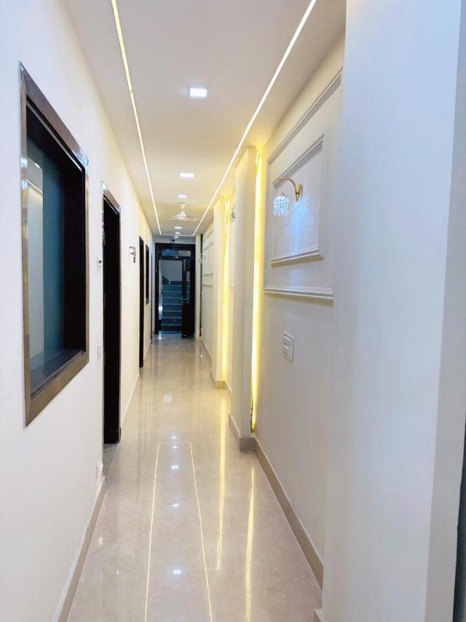 Hotel Samrat Residency 10 Mints Walking Distance Nizamuddin Railway Station นิวเดลี ภายนอก รูปภาพ