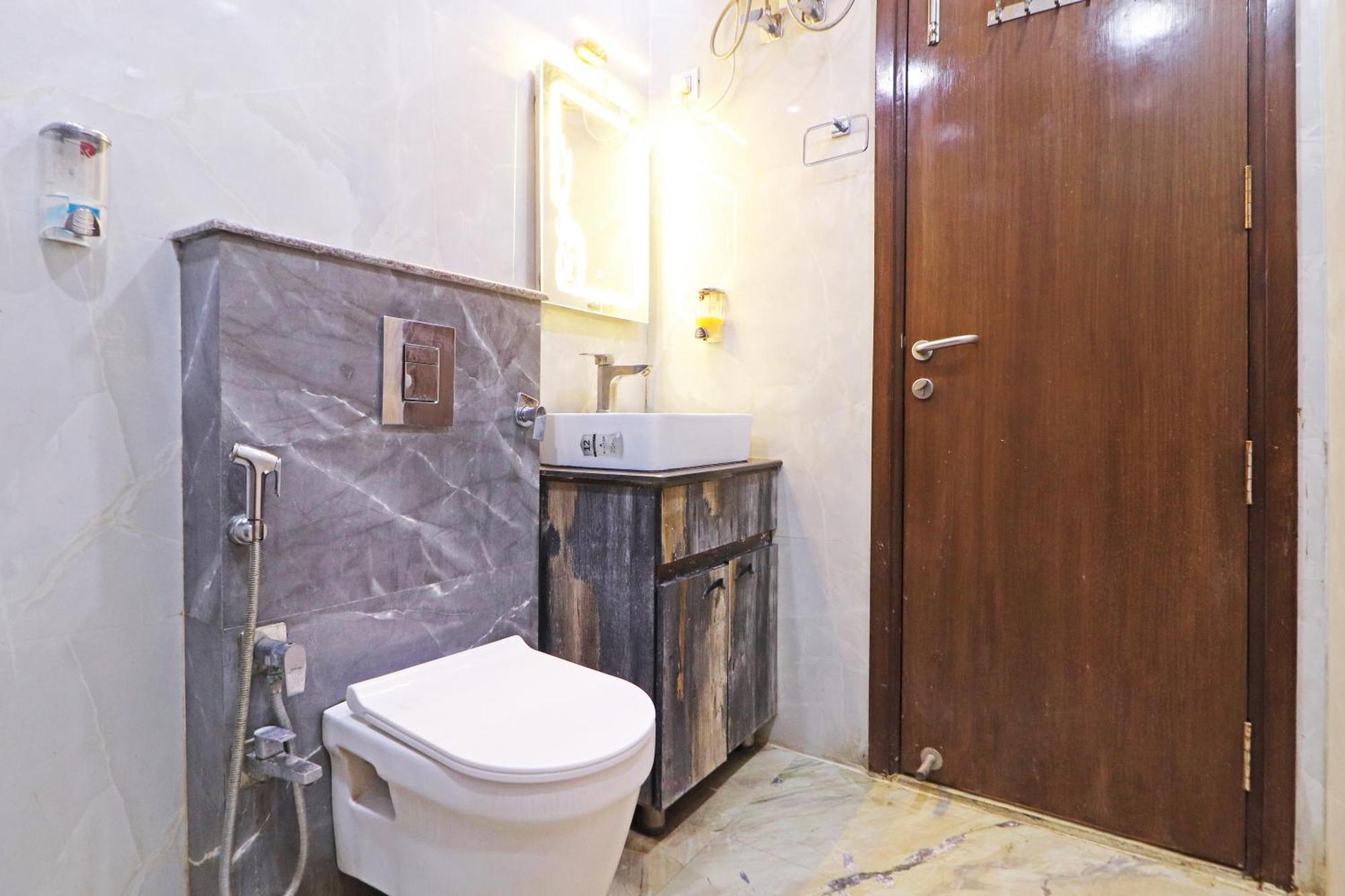 Hotel Samrat Residency 10 Mints Walking Distance Nizamuddin Railway Station นิวเดลี ภายนอก รูปภาพ