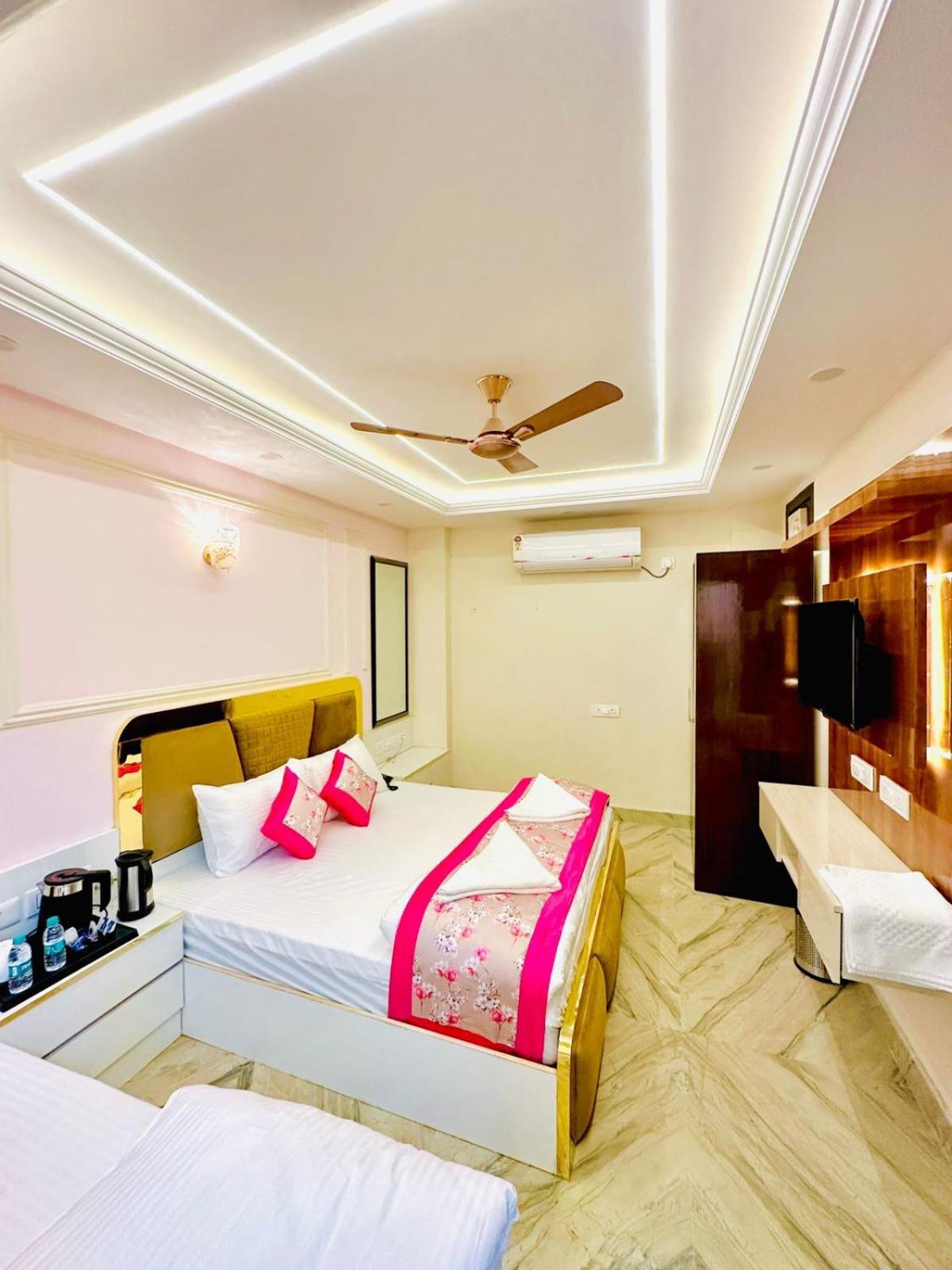 Hotel Samrat Residency 10 Mints Walking Distance Nizamuddin Railway Station นิวเดลี ภายนอก รูปภาพ