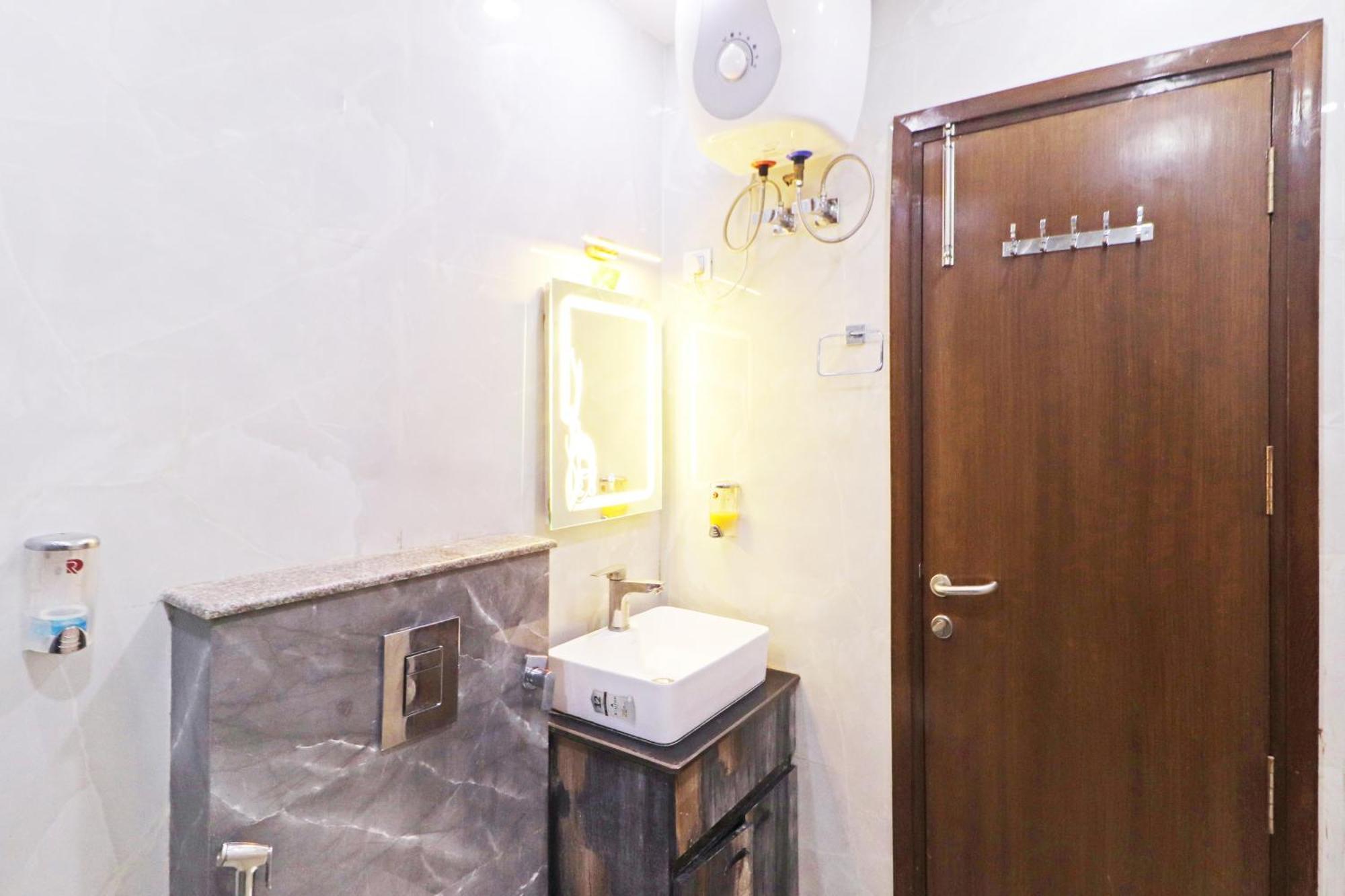 Hotel Samrat Residency 10 Mints Walking Distance Nizamuddin Railway Station นิวเดลี ภายนอก รูปภาพ