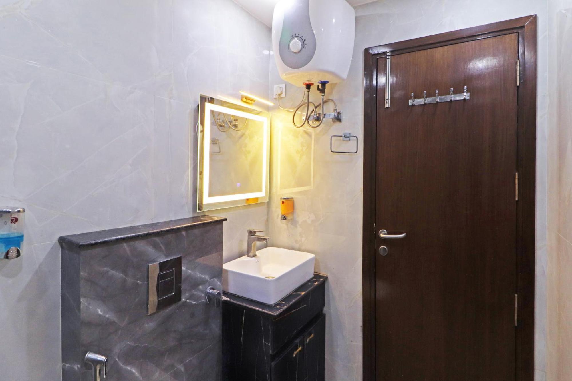 Hotel Samrat Residency 10 Mints Walking Distance Nizamuddin Railway Station นิวเดลี ภายนอก รูปภาพ