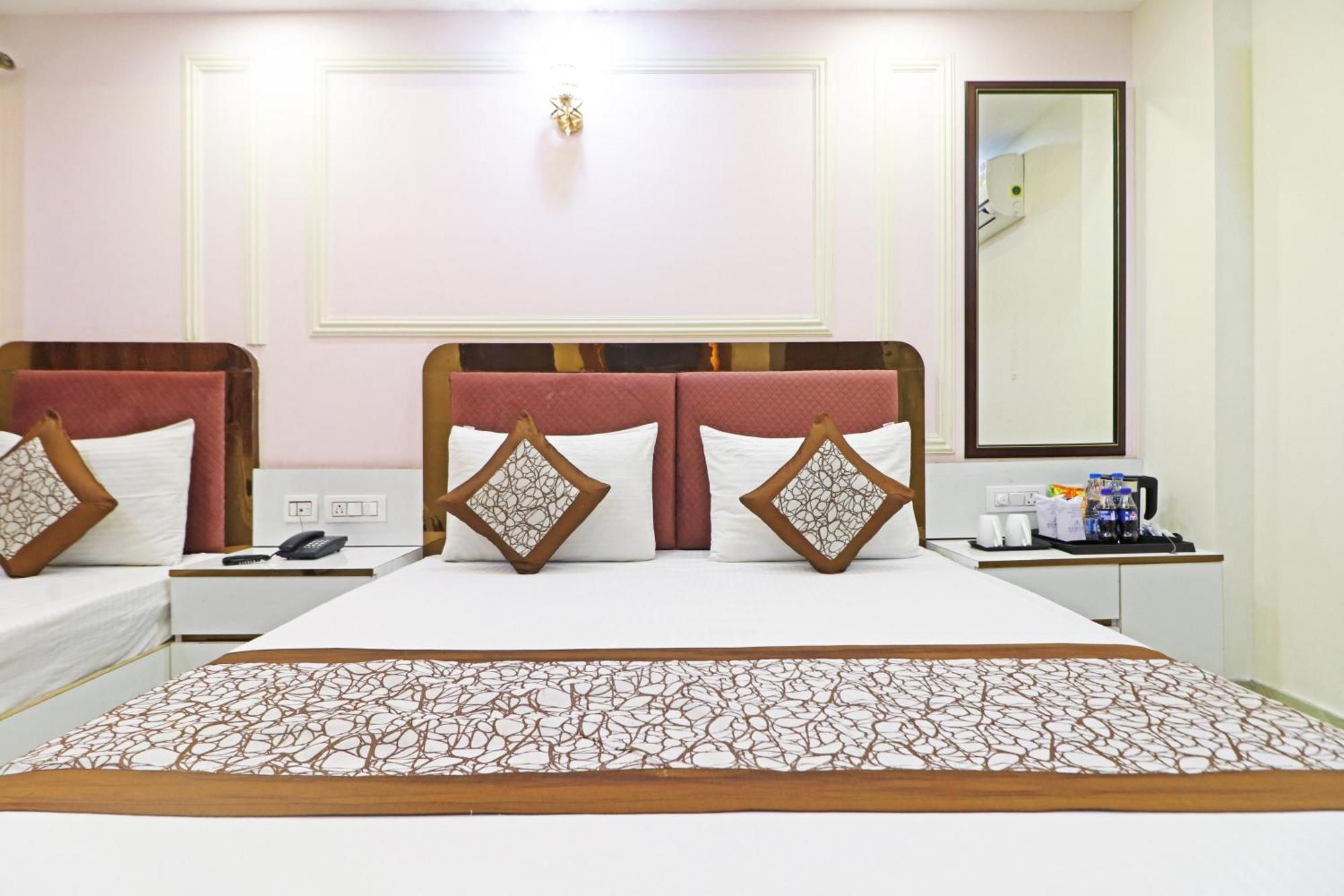 Hotel Samrat Residency 10 Mints Walking Distance Nizamuddin Railway Station นิวเดลี ภายนอก รูปภาพ