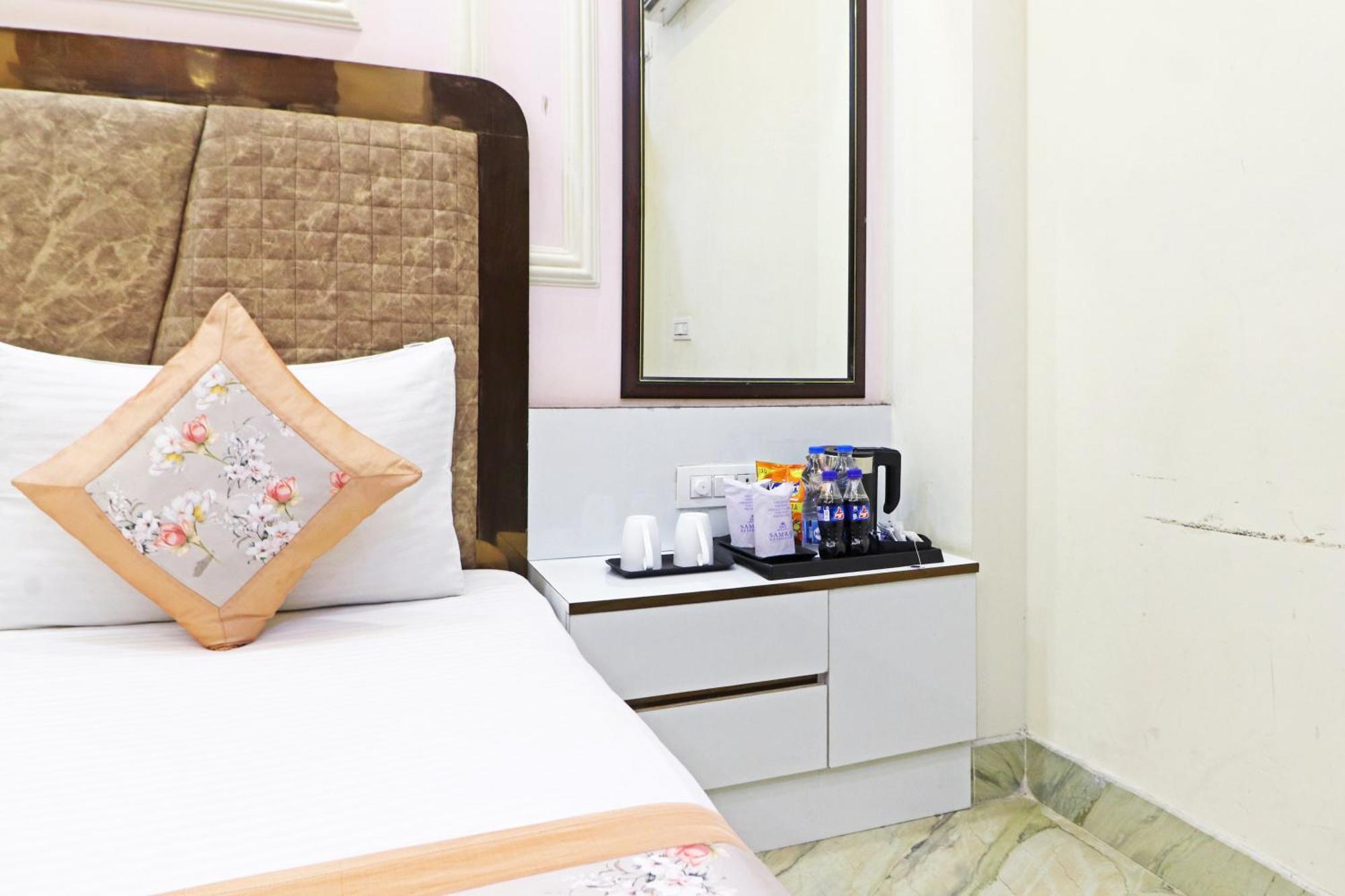 Hotel Samrat Residency 10 Mints Walking Distance Nizamuddin Railway Station นิวเดลี ภายนอก รูปภาพ