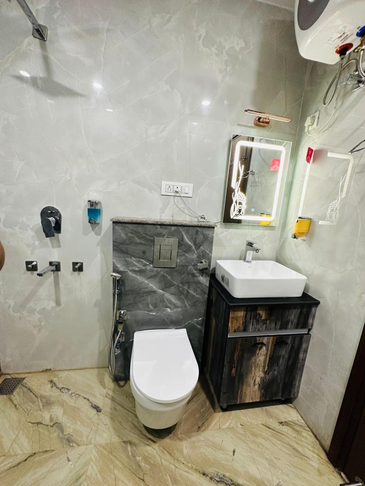 Hotel Samrat Residency 10 Mints Walking Distance Nizamuddin Railway Station นิวเดลี ภายนอก รูปภาพ