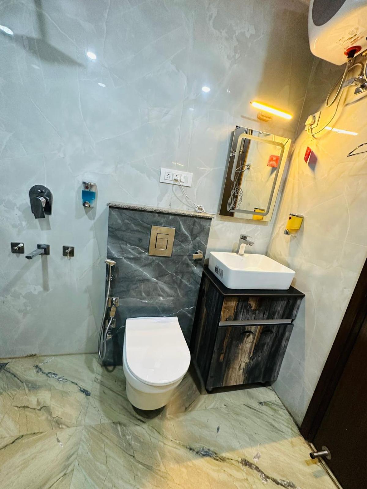 Hotel Samrat Residency 10 Mints Walking Distance Nizamuddin Railway Station นิวเดลี ภายนอก รูปภาพ
