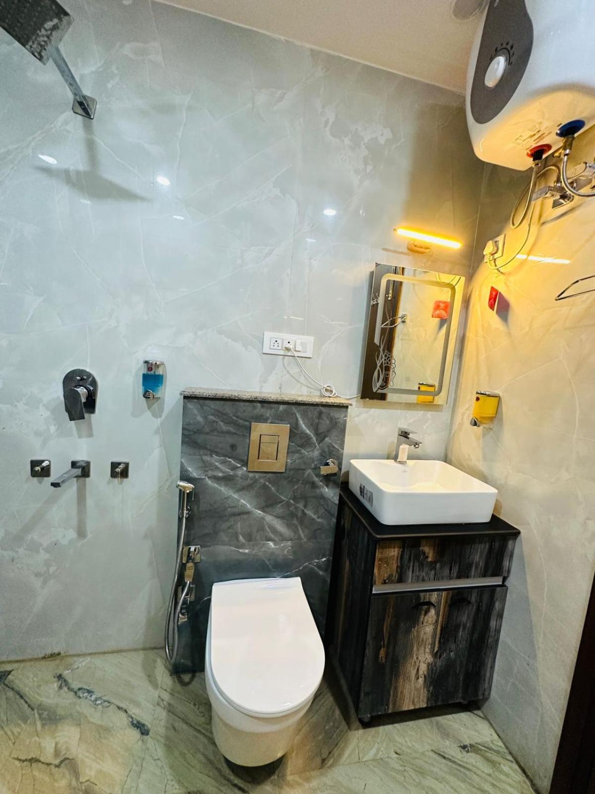 Hotel Samrat Residency 10 Mints Walking Distance Nizamuddin Railway Station นิวเดลี ภายนอก รูปภาพ