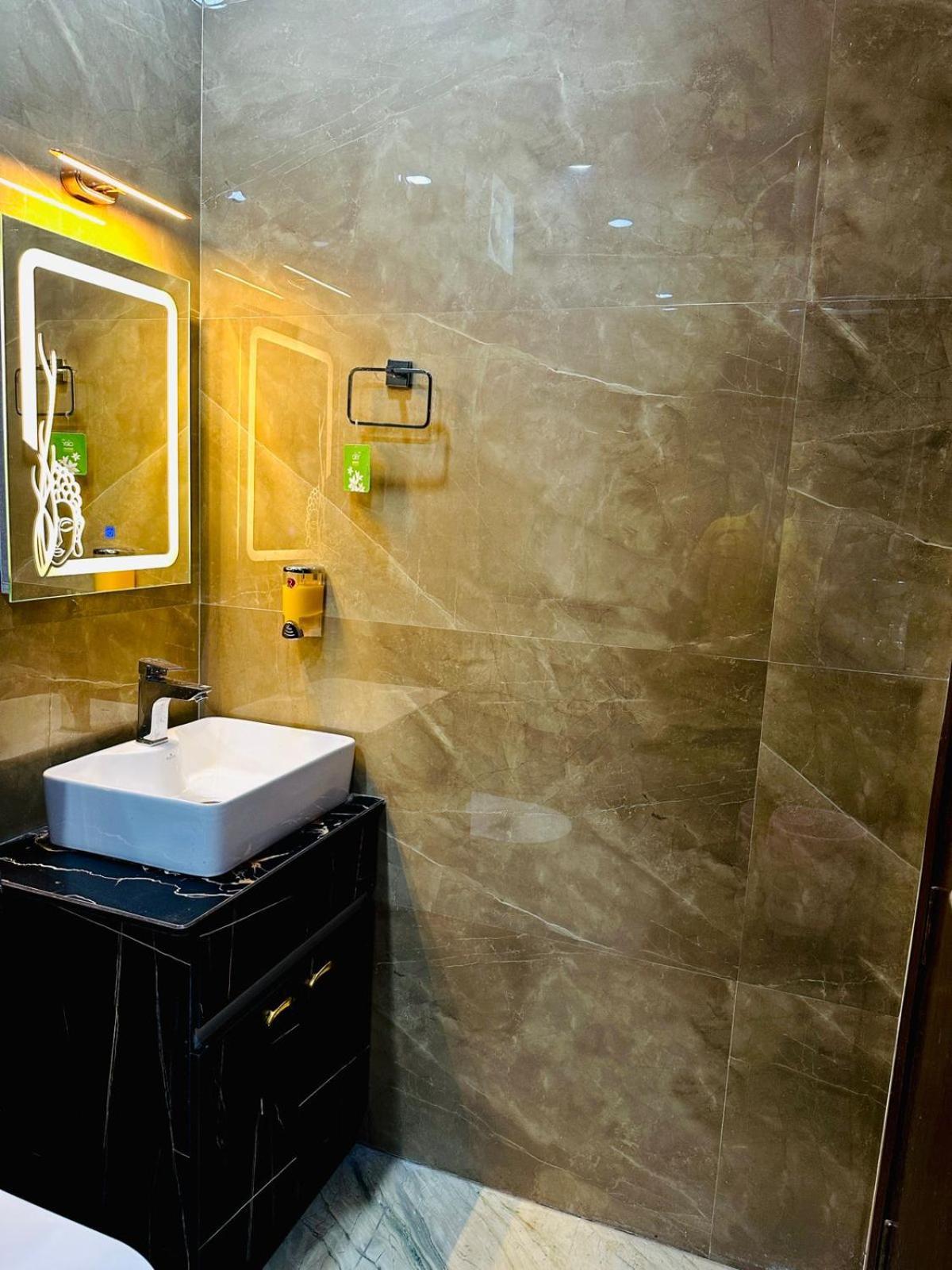 Hotel Samrat Residency 10 Mints Walking Distance Nizamuddin Railway Station นิวเดลี ภายนอก รูปภาพ