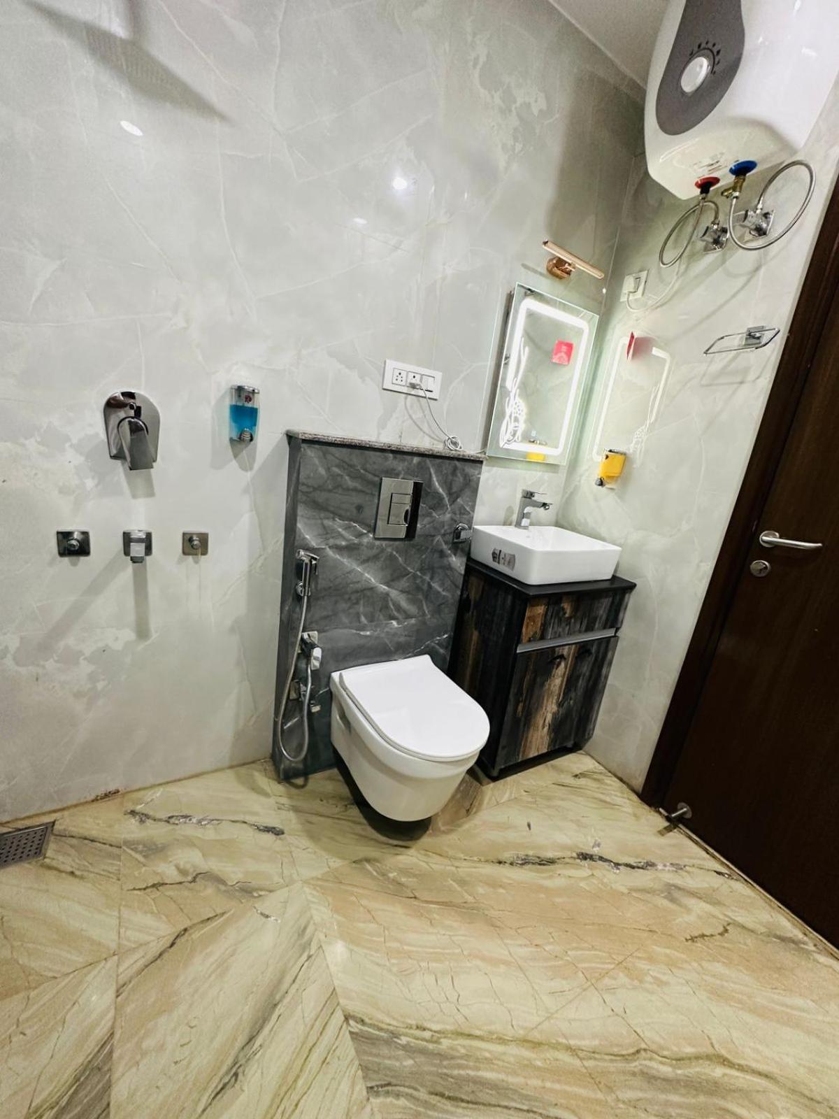 Hotel Samrat Residency 10 Mints Walking Distance Nizamuddin Railway Station นิวเดลี ภายนอก รูปภาพ