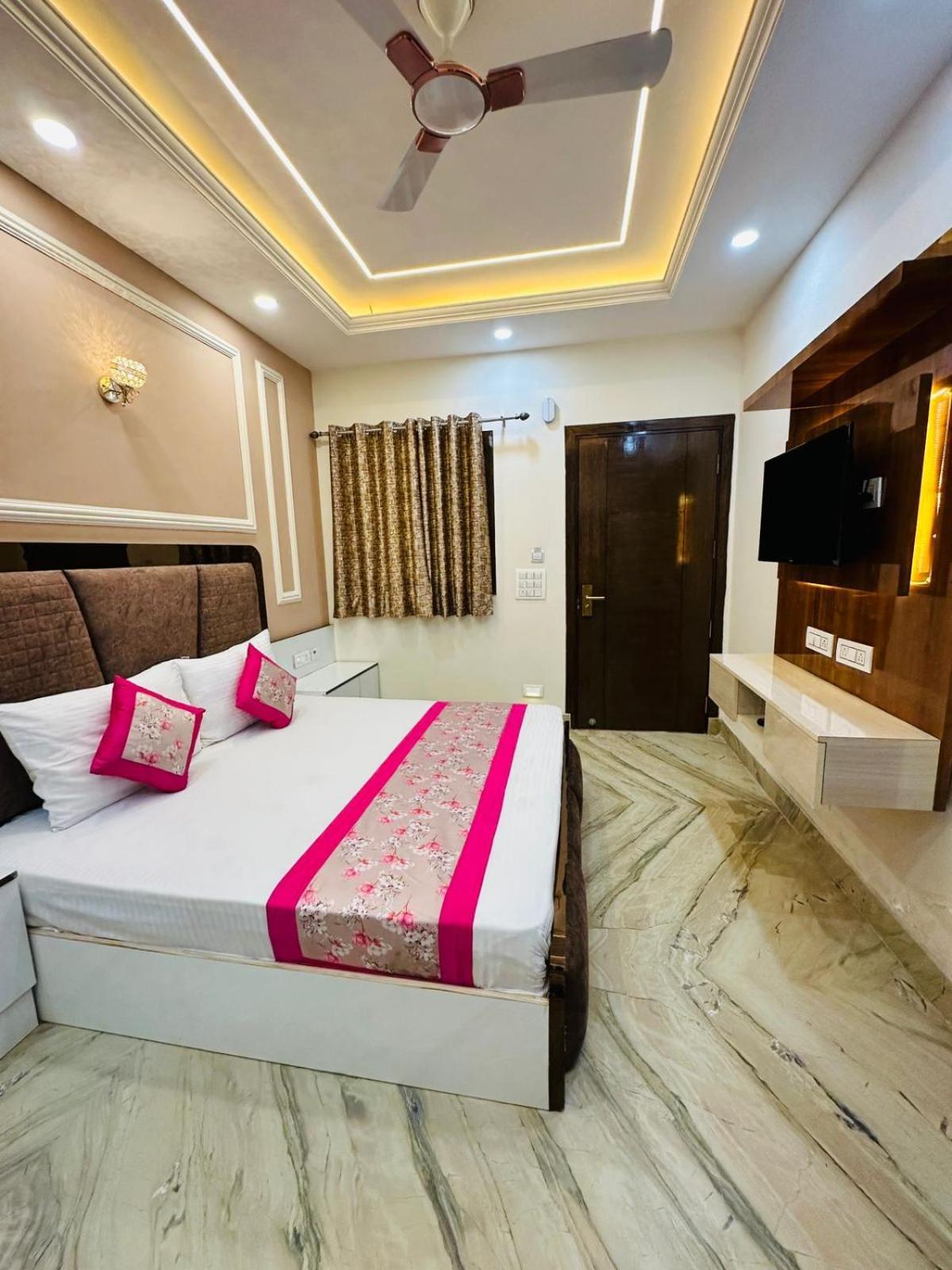 Hotel Samrat Residency 10 Mints Walking Distance Nizamuddin Railway Station นิวเดลี ภายนอก รูปภาพ