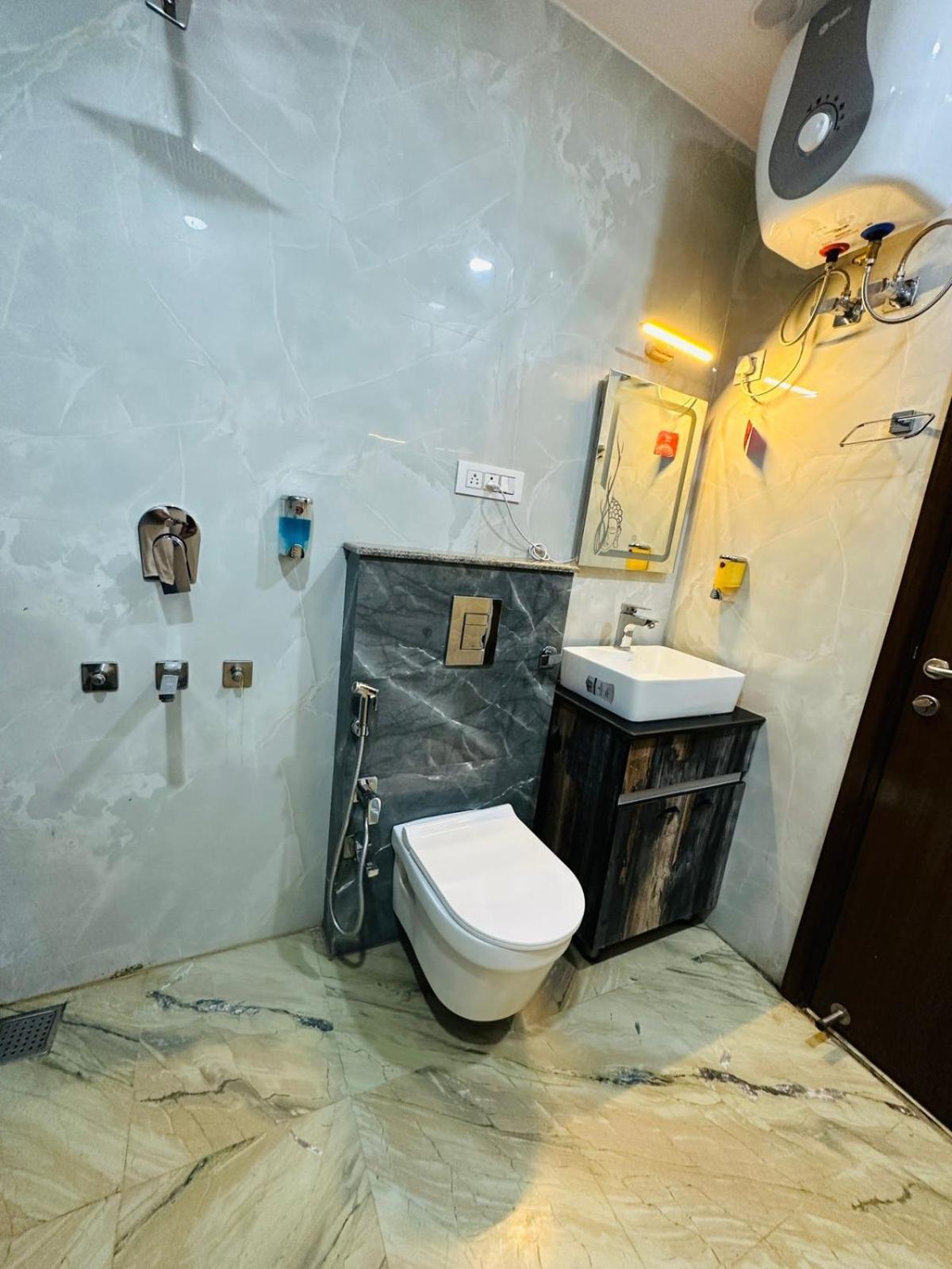 Hotel Samrat Residency 10 Mints Walking Distance Nizamuddin Railway Station นิวเดลี ภายนอก รูปภาพ