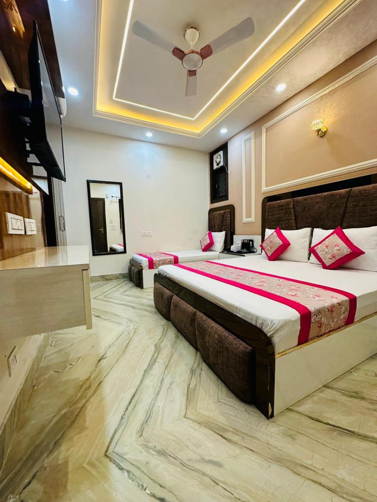 Hotel Samrat Residency 10 Mints Walking Distance Nizamuddin Railway Station นิวเดลี ภายนอก รูปภาพ